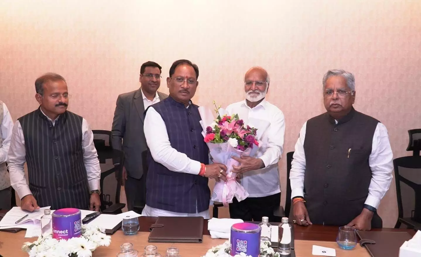 चिरिपाल इंडस्ट्रीज के निदेशक, कैडिला फार्मास्युटिकल्स लिमिटेड और निरमा ग्रुप के चेयरमैन ने मुख्यमंत्री विष्णुदेव से की मुलाकात चिरिपाल इंडस्ट्रीज के निदेशक, कैडिला फार्मास्युटिकल्स लिमिटेड और निरमा ग्रुप के चेयरमैन ने मुख्यमंत्री विष्णुदेव से की मुलाकात