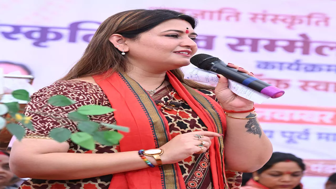 पंडरिया विधानसभा के वनांचल में निवासरत आदिवासी परिवार के 115 लोगों की हुई घर वापसी, विधायक भावना बोहरा ने पैर पखारकर किया स्वागत पंडरिया विधानसभा के वनांचल में निवासरत आदिवासी परिवार के 115 लोगों की हुई घर वापसी, विधायक भावना बोहरा ने पैर पखारकर किया स्वागत