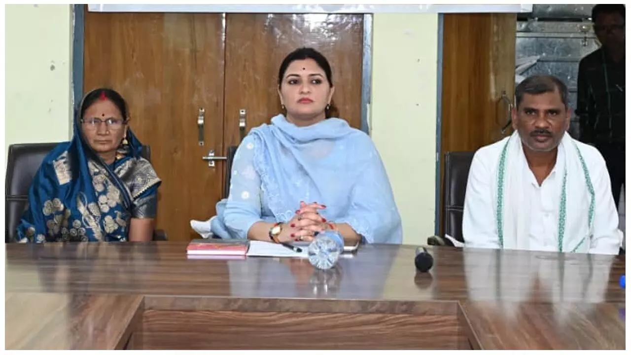 MLA Bhavna Bohra: पंडरिया विधायक भावना बोहरा ने जनपद पंचायत लोहरा में अधिकारियों के साथ बैठक कर धान खरीदी की तैयारियों का जायजा लिया...