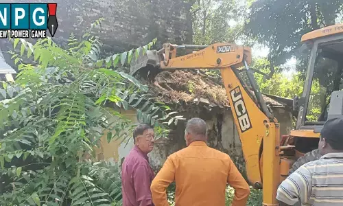 Bilaspur News: मिशन हॉस्पिटल कैंपस के मकानों पर चला बुलडोजर: हाईकोर्ट के फैसले के दूसरे दिन जिला और निगम प्रशासन की कार्रवाई