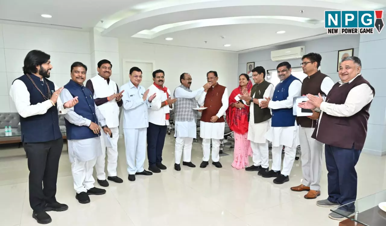 Photo: कैबिनेट से पहले मिठाई: बिहार में NDA की जीत पर CG में जश्न, मुख्यमंत्री-मंत्रियों ने एक-दूसरे को मिठाई खिलाकर दी बधाई, देखें Video-Photo