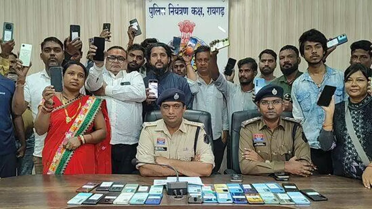 Raigarh News: 9 लाख के 54 गुम मोबाइल को पुलिस ने खोज निकाला, छत्तीसगढ़ समेत अन्य राज्यों से किया गया रिकवर...