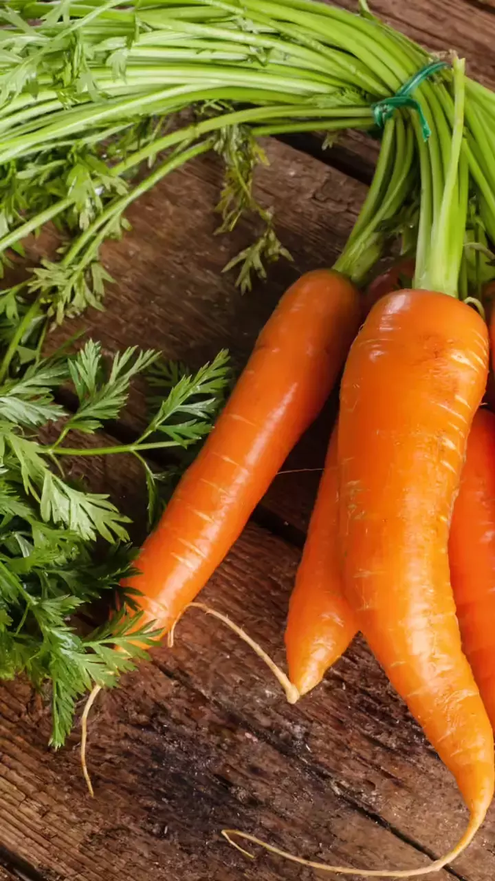 Gajar khane ke fayde: सर्दियों में खाएं गाजर, फायदे जानकर हो जाएंगे हैरान