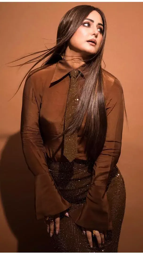 ब्राउन शर्ट, चमकली टाई और स्कर्ट में Hina Khan का कयामत जलवा...
