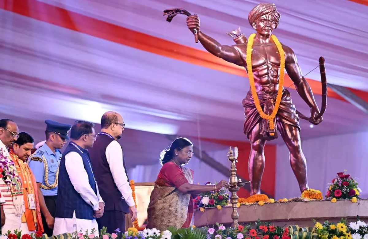 CG News: राष्ट्रपति ने अंबिकापुर छत्तीसगढ़ में जनजातीय गौरव दिवस समारोह में गरिमामयी उपस्थिति दर्ज कराई...