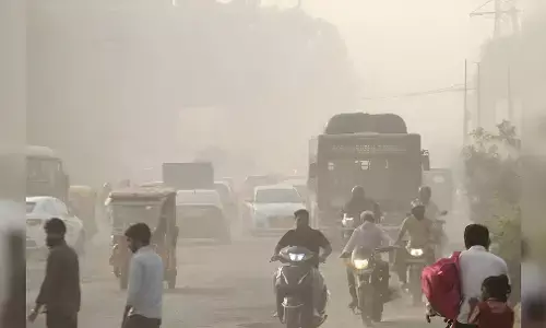 Delhi AQI today: दिल्ली-NCR में AQI 400 के पार, कई इलाके ‘गंभीर’ श्रेणी में; जहरीली धुंध से हालात बिगड़े