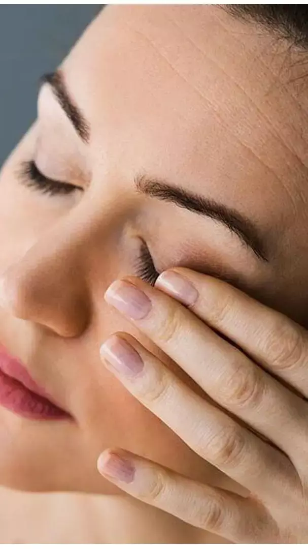 Dry Aankhon Ka Ilaj: सर्दियों में ड्राई आंखों से है परेशान? बस करें ये चीजें