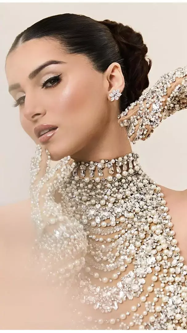 हीरे-मोतियों से बनी ड्रेस में सजीं Tara Sutaria, देखिए कातिलाना तस्वीरें...