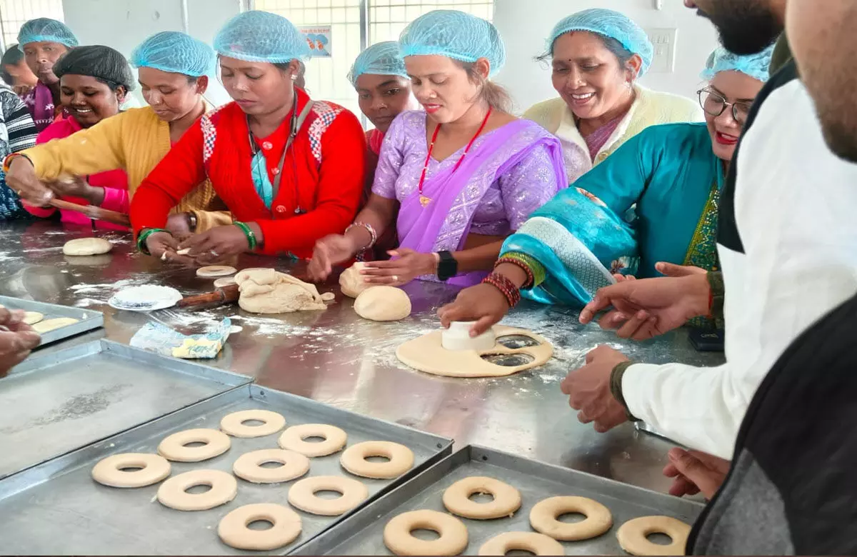 एनआईएफटीईएम ने दिया मोटे अनाज से बेकरी उत्पाद निर्माण का जशपुर में प्रशिक्षण, पोषण तत्वों के साथ ही रोजगार के अवसरों की दी जानकारी