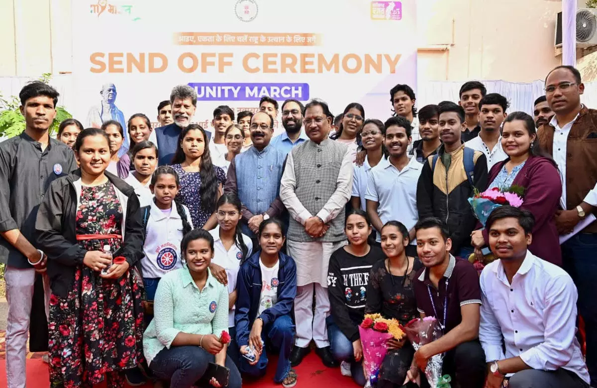 CG विष्णुदेव साय ने यूनिटी मार्च के लिए राज्य के 68 युवाओं के दल को हरी झंडी दिखाकर किया रवाना...