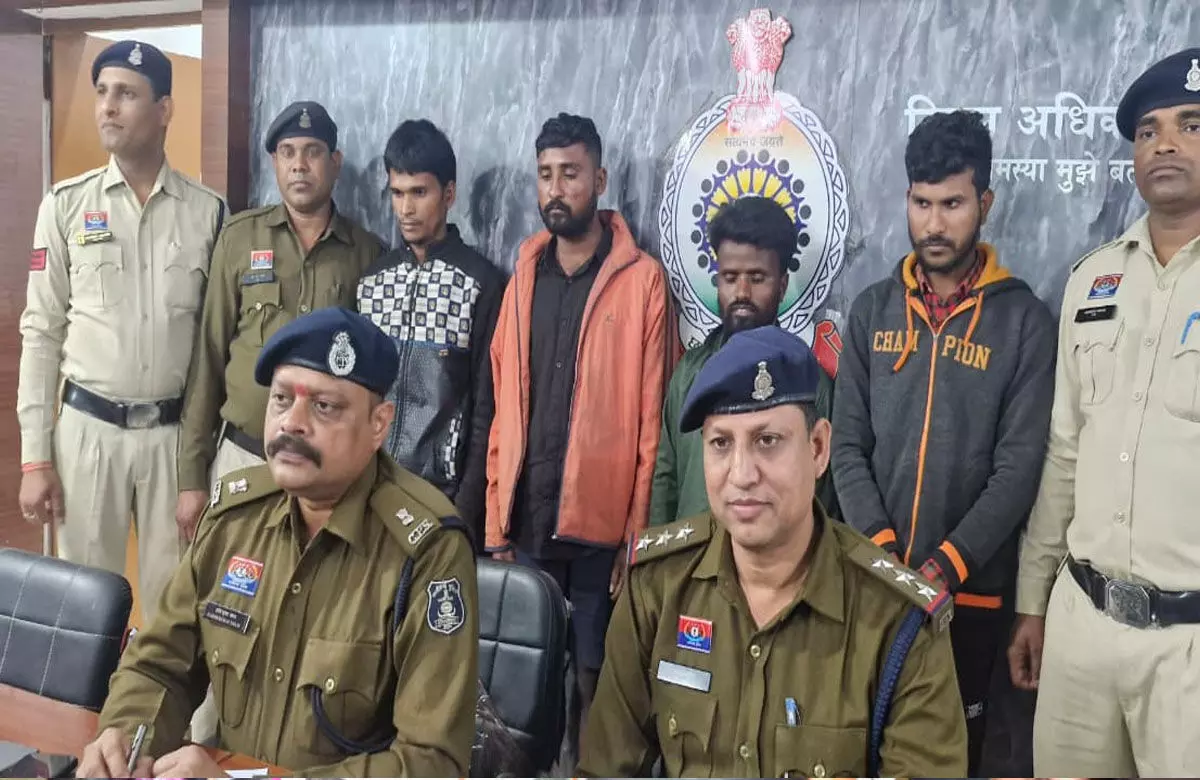CG Sakti News: नकली आबकारी पुलिस गिरफ्तार, वर्दी पहनकर पहुंचे थे वसूली करने, जेल का डर दिखाकर मांगे 30 हजार, फिर पहुंच गई असली पुलिस