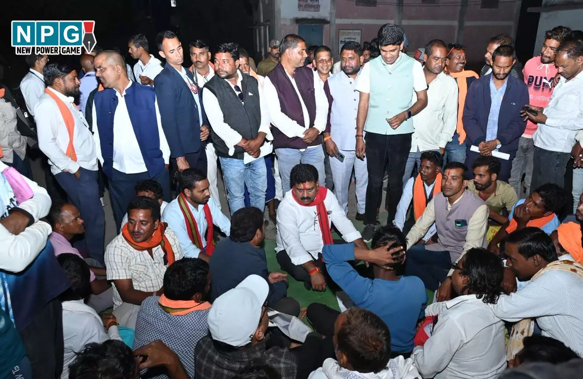 CG-पटवारी सस्पेंड: किसानों की शिकायत पर उपमुख्यमंत्री ने पटवारी को तत्काल निलंबित करने के दिए निर्देश, किसानों से जमीन पर बैठकर की चर्चा...