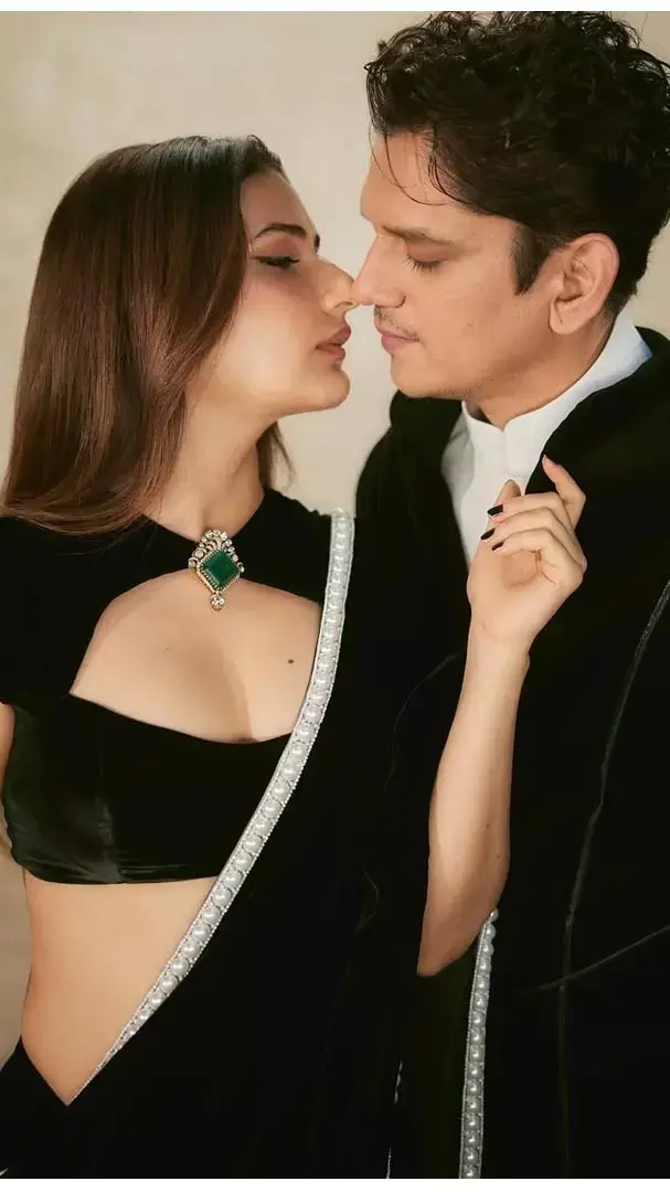 ब्लैक आउटफिट में Vijay Varma और Fatima Sana Shaikh का रोमांटिक फोटोशूट