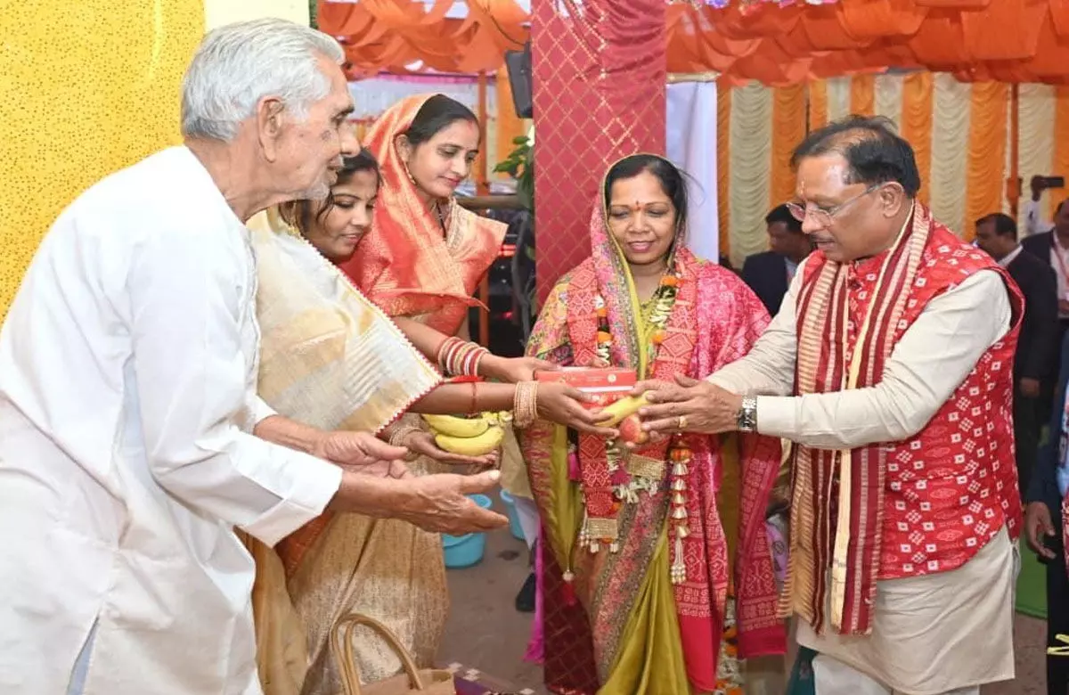 CM Vishnudeo Sai: मुख्यमंत्री विष्णुदेव साय बसना सलखण्ड में मां महालक्ष्मी पूजन कार्यक्रम में हुए शामिल, महतारी सदन बनाने की घोषणा