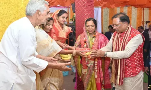 CM Vishnudeo Sai: मुख्यमंत्री विष्णुदेव साय बसना सलखण्ड में मां महालक्ष्मी पूजन कार्यक्रम में हुए शामिल, महतारी सदन बनाने की घोषणा