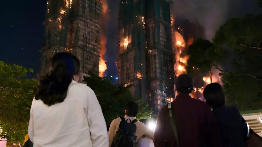 Hong Kong Fire: 32 मंजिला बिल्डिंग में भीषण आग, 44 लोगों की मौत, 300 लापता, सात टावर जलकर खाक