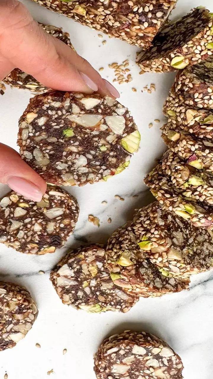 Khajur ki Mithai Kaise Banaye: घर पर बिना चीनी और मैदे की खजूर की मिठाई कैसे बनाये?