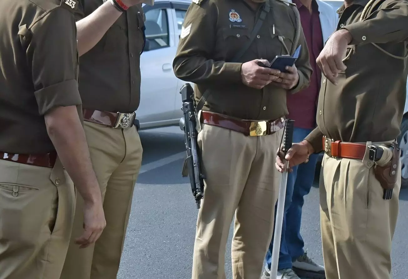 Crime News: 3 पुलिस वालों ने महिला सिपाही से की थी छेड़खानी, बलरामपुर में एफआईआर दर्ज, तीनों निलंबित, विभागीय जांच शुरू