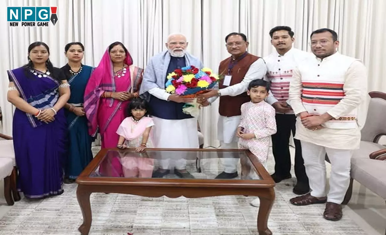 DGP Conference: Photo में देखिए...PM मोदी से CM विष्णुदेव ने की मुलाकात, पारंपरिक पहनावे में CM की फैमिली