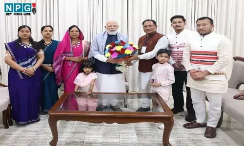 DGP Conference: Photo में देखिए...PM मोदी से CM विष्णुदेव ने की मुलाकात, पारंपरिक पहनावे में CM की फैमिली