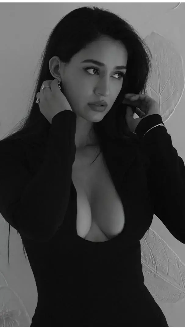 ब्लैक डीप-नेक ड्रेस में Disha Patani ने दिखाया सेक्सी अवतार