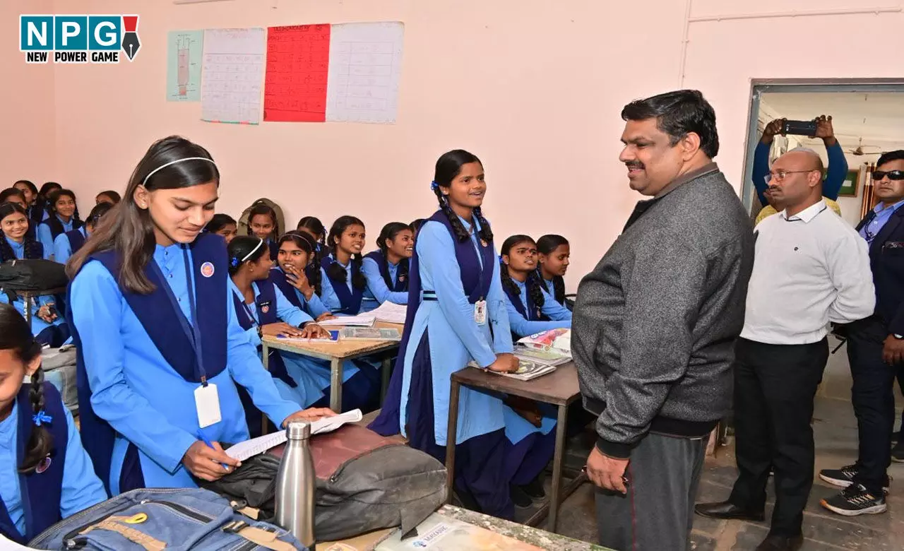 CG School News: जब शिक्षा मंत्री अचानक पहुंच गए स्कूल, एजुकेशन मिनिस्टर को क्लास में देख बच्चे हुए हैरान... मंत्री ने छात्रों से लिया फीडबैक
