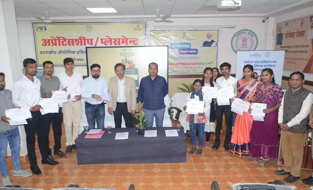 Raipur News: स्थानीय युवाओं को रोजगार से जोड़ने का अनूठा प्रयास, कलेक्टर ने 62 युवाओं को सौंपा प्रमाणपत्र व जॉब ऑफर लेटर