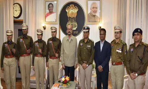 IPS News: भारतीय पुलिस सेवा के परीवीक्षाधीन अफसरों ने राज्यपाल से की भेंट, बोलें-आम जनता के साथ पुलिस संवेदनशीलता के साथ बर्ताव करें...