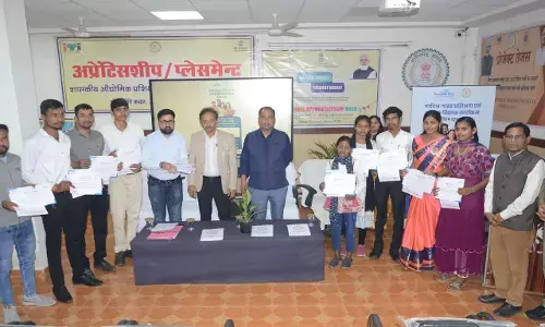 Raipur News: स्थानीय युवाओं को रोजगार से जोड़ने का अनूठा प्रयास, कलेक्टर ने 62 युवाओं को सौंपा प्रमाणपत्र व जॉब ऑफर लेटर