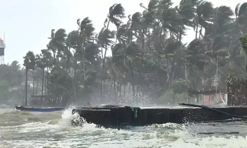 Heavy Rain in Chennai: चक्रवात Ditwah का कहर, चेन्नई–तिरुवल्लूर में रेड अलर्ट, स्कूल-कॉलेज बंद, IMD ने जारी किया अलर्ट