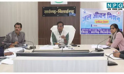 Sarangarh Collector News: सारंगढ़ में कलेक्टर ने ठेकेदारों को लगाई फटकार, काम बंद करने पर पेमेंट रोकने के निर्देश दिए, कई को दिया नोटिस