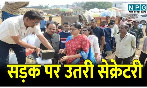 IAS Reena Baba Kangale: सड़क पर उतरी सेक्रेटरी: मंत्रालय से निकलीं फूड सेक्रेटरी रीना बाबा कंगाले, कई धान खरीदी केंद्रों का लिया जायजा, फोटो में देखिए...