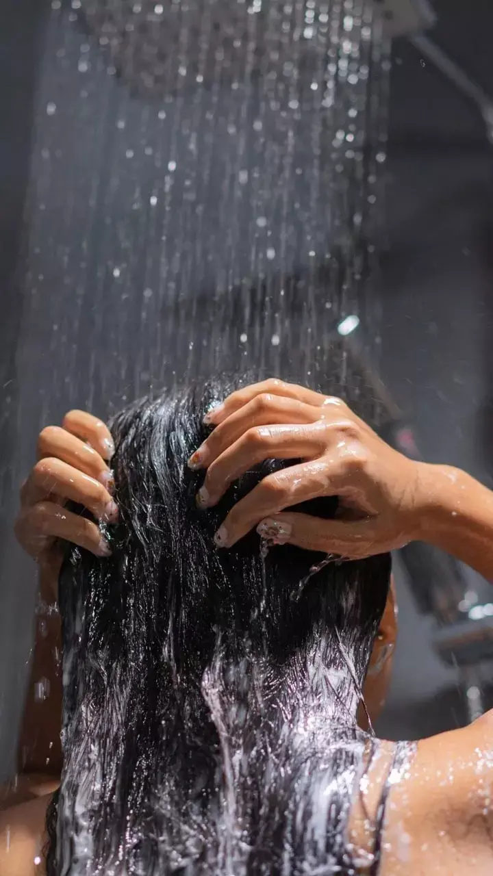 Besan Aur Haldi Ka Shampoo Kaise Banaye: बालों के लिए बेसन और हल्दी का शैम्पू कैसे बनाये?