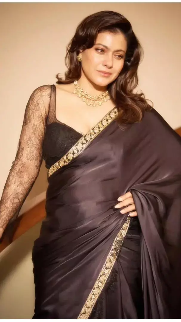 ब्लैक साड़ी में Kajol ने लगाया ग्लैमर का तड़का, देखिए खूबसूरत तस्वीरें