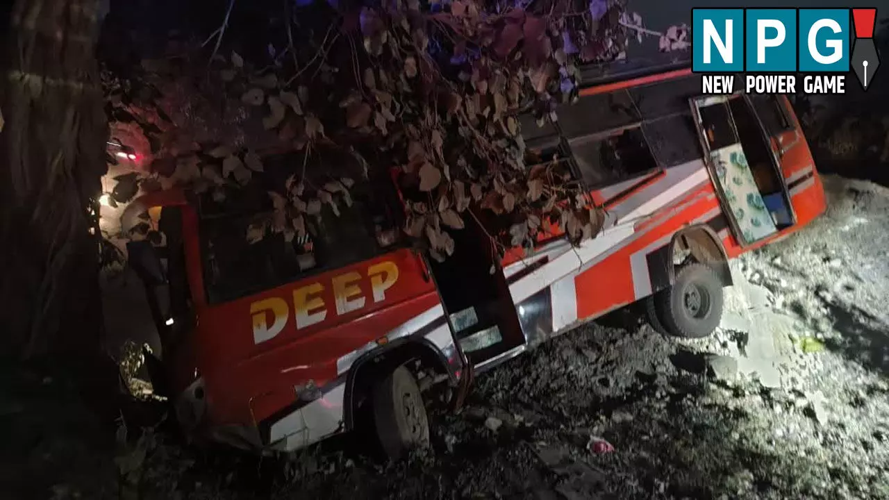 CG News: पेड़ से लटककर झूलती रही बस: 32 यात्रियों की सांसे अटकी रही, 40 फीट गहरी खाई में गिरने से ऐसे बची बस