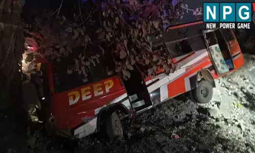 CG News: पेड़ से लटककर झूलती रही बस: 32 यात्रियों की सांसे अटकी रही, 40 फीट गहरी खाई में गिरने से ऐसे बची बस