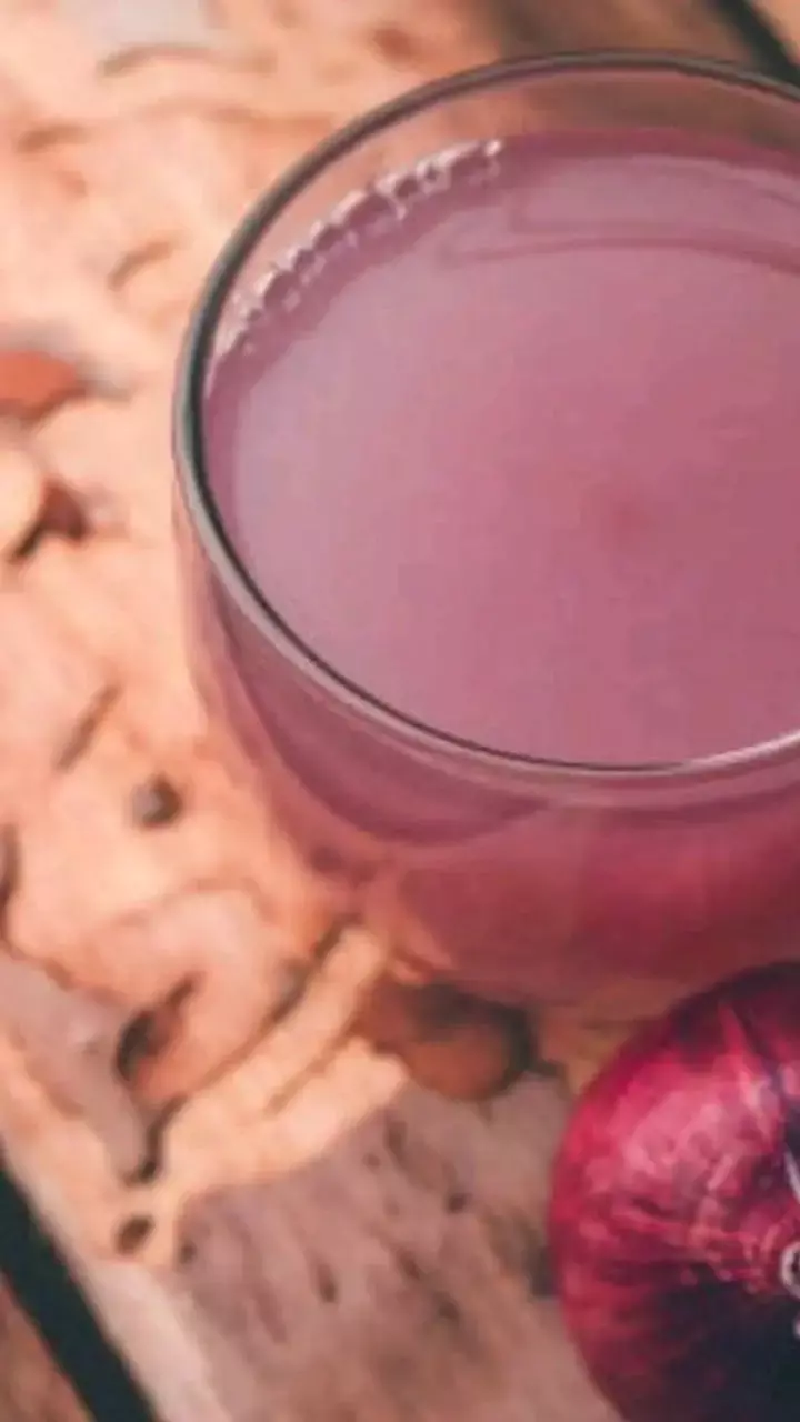 Balo Me Pyaj Ka Ras Lagane Ke Fayde: बालों में प्याज का रस लगाने से क्या फायदा होता है?