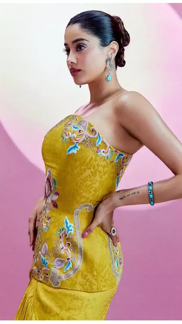 ऑफ शोल्डर टॉप में Janhvi Kapoor का नया लुक वायरल, देखिए कयामत तस्वीरें...