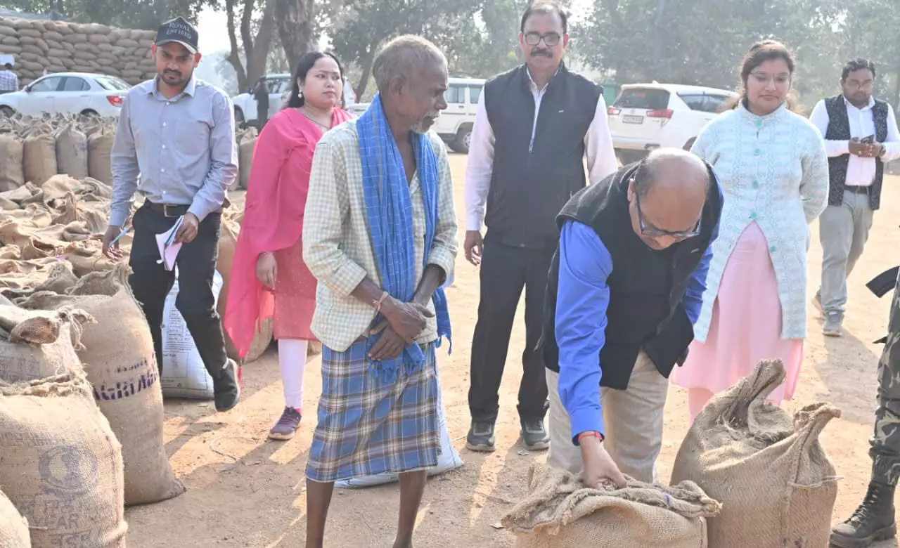 Collectors Action: कलेक्टर के कड़े तेवर, अधिकारी-कर्मचारियों को कड़ी फटकार, धान खरीदी में अव्यवस्था पाये जाने पर समिति प्रबंधक को कारण बताओ नोटिस...