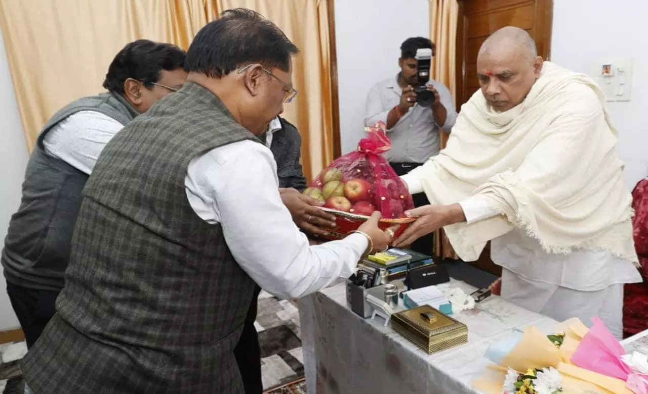 Raigarh News: मुख्यमंत्री विष्णु देव ने अघोर गुरुपीठ में की पूजा-अर्चना, बोले-आध्यात्मिक मार्गदर्शन ही समाज को सही दिशा देता है...