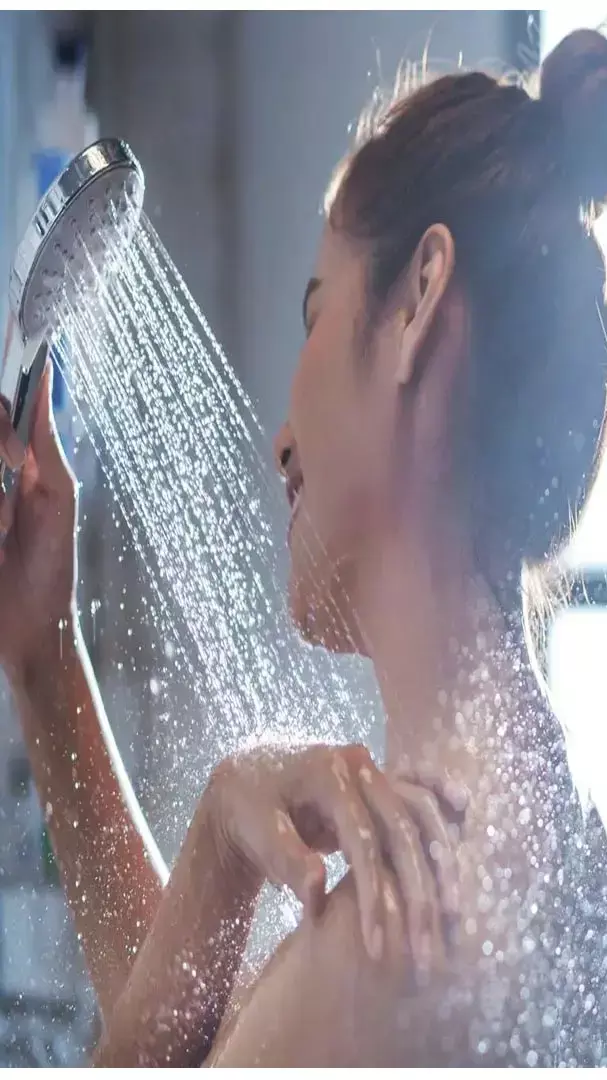 Garam Pani Nahane Ke Fayde Aur Nuksan: क्या है ठंड में गर्म पानी से नहाने के फायदे और नुकसान