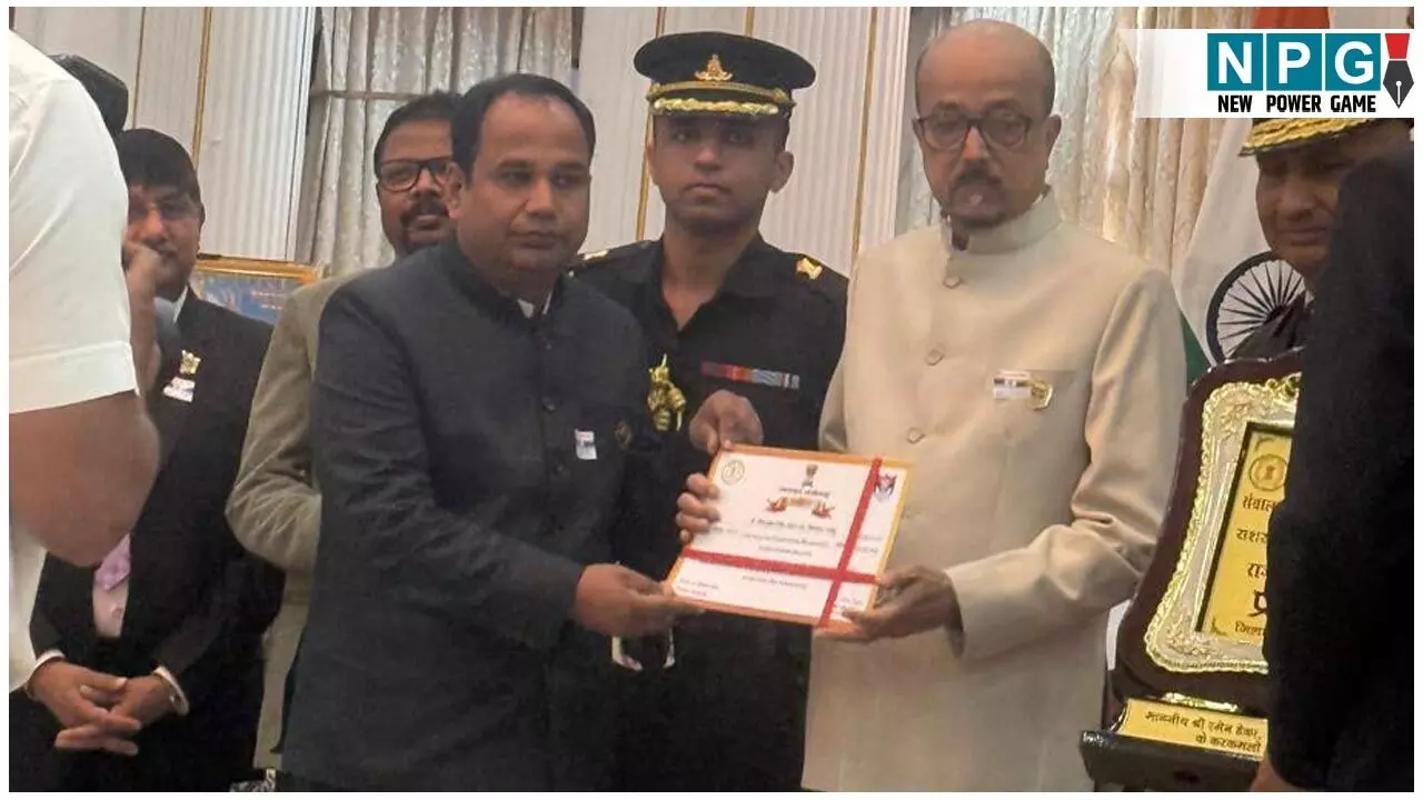 Collector Gaurav Singh: छत्तीसगढ़ के कलेक्टर गौरव सिंह को राज्यपाल ने इस कार्य के लिए किया सम्मानित... Collector Gaurav Singh: छत्तीसगढ़ के कलेक्टर गौरव सिंह को राज्यपाल ने इस कार्य के लिए किया सम्मानित...