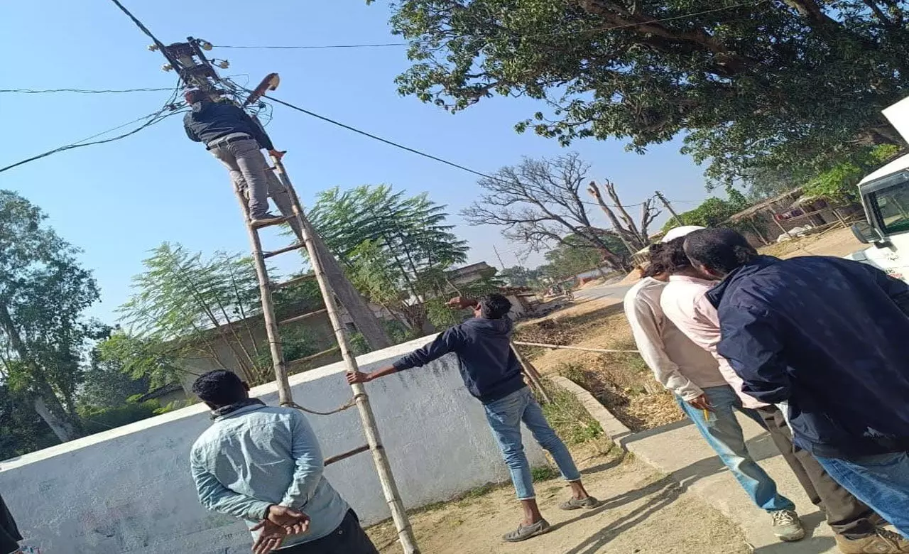 CG News: विद्युत विभाग का बड़ा एक्शन, 88 बकायादारों के काटे गए कनेक्शन... अवैध रूप से उपयोग पर होगी एफआईआर CG News: विद्युत विभाग का बड़ा एक्शन, 88 बकायादारों के काटे गए कनेक्शन... अवैध रूप से उपयोग पर होगी एफआईआर