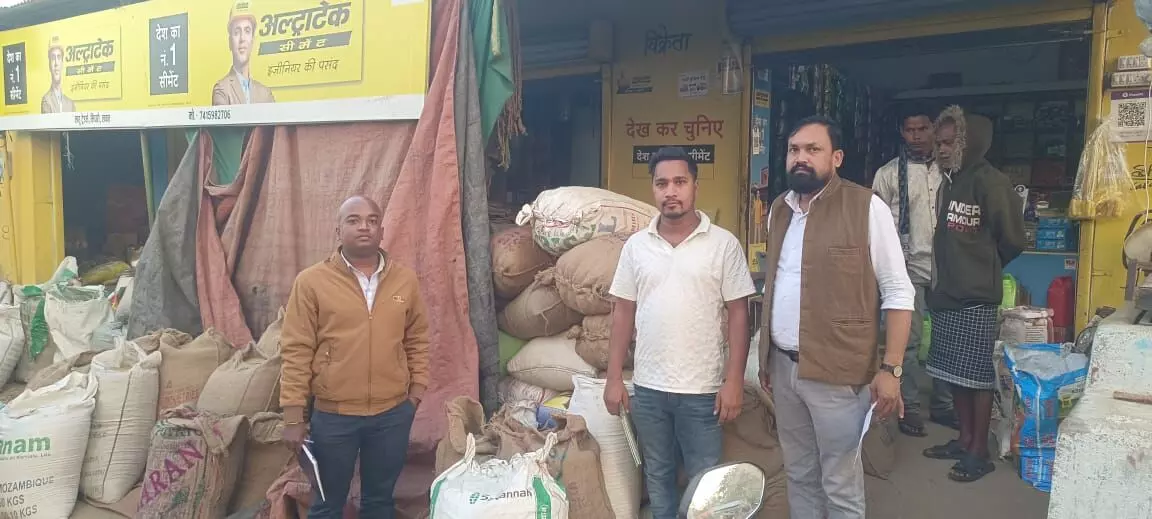 Balodabazar News: संयुक्त टीम की बड़ी कार्रवाई, बिचौलियों से 24.99 लाख का 1055 क्विंटल अवैध धान जब्त, गोदाम सील Balodabazar News: संयुक्त टीम की बड़ी कार्रवाई, बिचौलियों से 24.99 लाख का 1055 क्विंटल अवैध धान जब्त, गोदाम सील