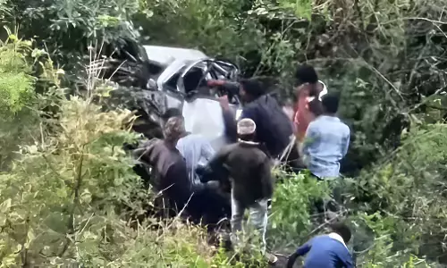 Nashik Accident: सप्तश्रृंगी घाट पर भीषण हादसा, 600 फीट गहरी खाई में गिरी इनोवा कार, एक ही परिवार के 6 लोगों की मौत