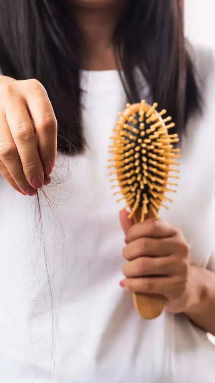 Dandruff Hone Par Kya Kare: सर्दियों में रूसी से हैं परेशान! अपनाएं ये घरेलू उपाय, दिखेगा तुरंत असर...