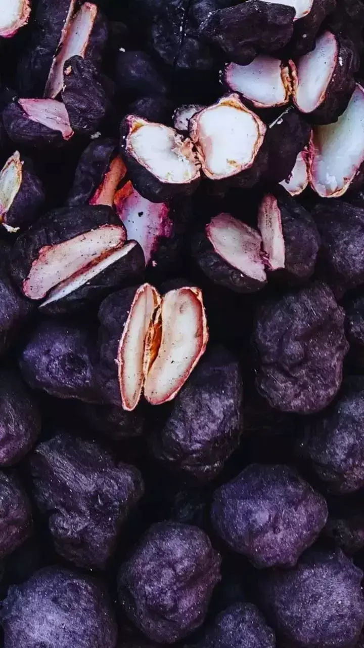 Singhara khane ke Fayde: कई बिमारियों से बचाएगा ठंड में मिलने वाला ये सुपरफुड, जानिए सिंघाड़ा खाने के फायदे