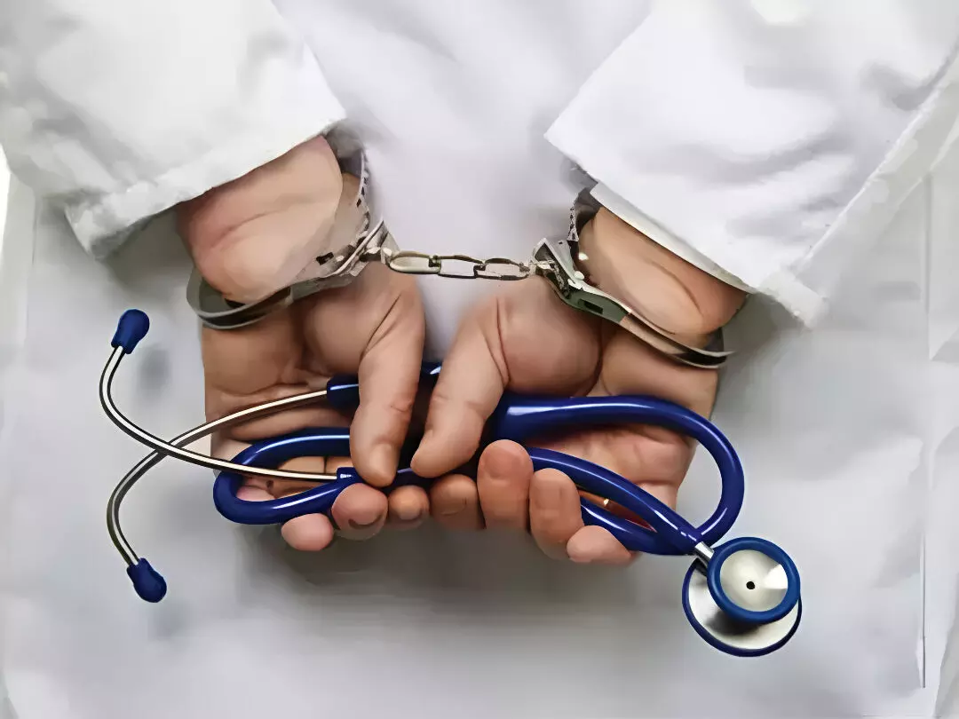 ललितपुर में बड़ा फर्जीवाड़ा: जीजा की डिग्री पर साला बना कार्डियोलॉजिस्ट, 3.5 साल तक मरीजों का इलाज करता रहा, शिकायत मिलते ही हुआ फरार ललितपुर में बड़ा फर्जीवाड़ा: जीजा की डिग्री पर साला बना कार्डियोलॉजिस्ट, 3.5 साल तक मरीजों का इलाज करता रहा, शिकायत मिलते ही हुआ फरार