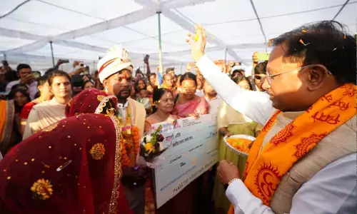 CG News: मुख्यमंत्री हसौद में 251 कुण्डीय गायत्री महायज्ञ में हुए शामिल,140 नवविवाहित जोड़ों को दिया आशीर्वाद