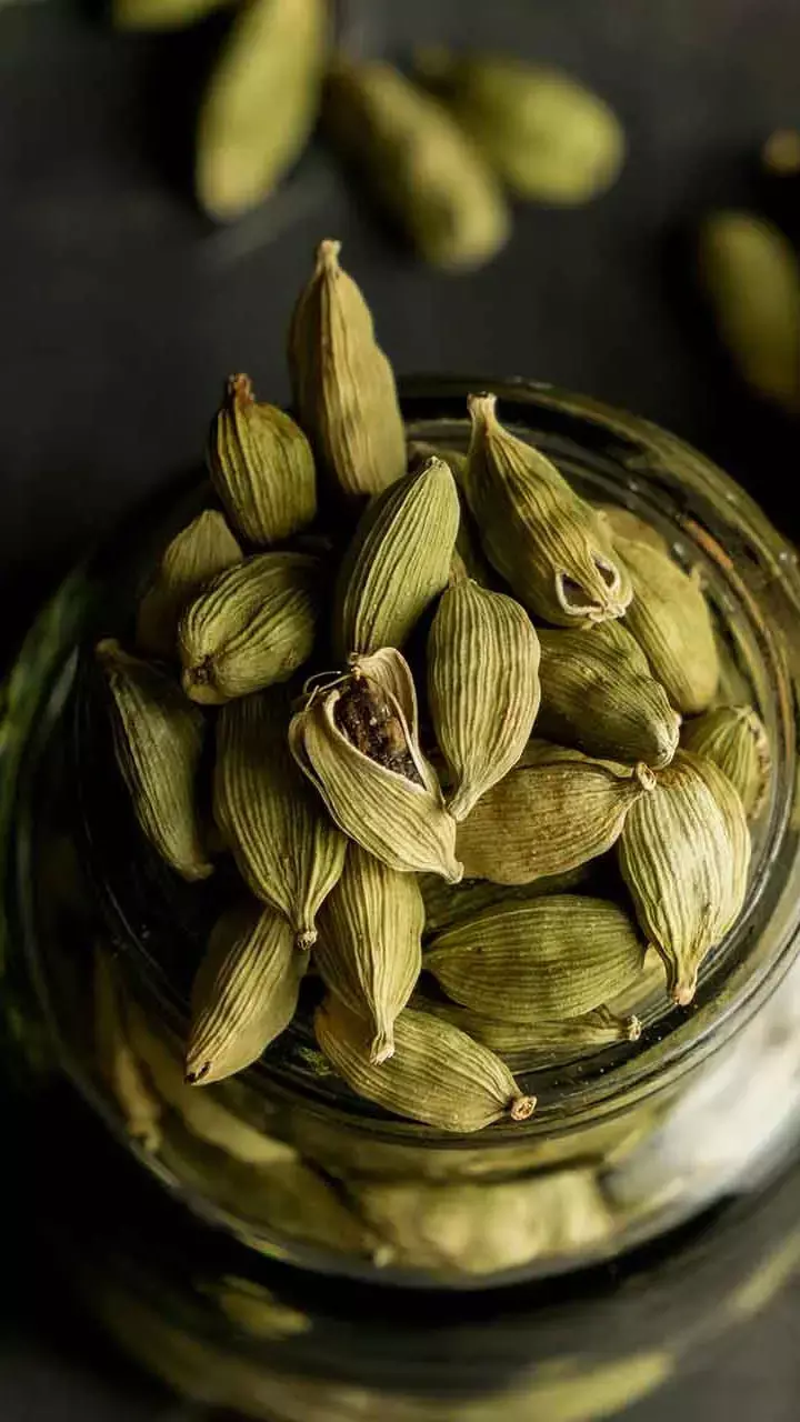 Khana Khane Ke Bad Elaichi Khane Ke Fayde: खाना खाने के बाद इलायची खाने से क्या होता है?